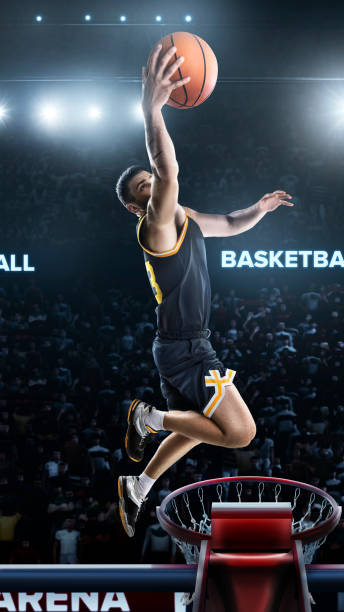 один баскетбол�ист прыгать в панораму стадиона зрения - athlete muscular build basketball vertical стоковые фото и изображения