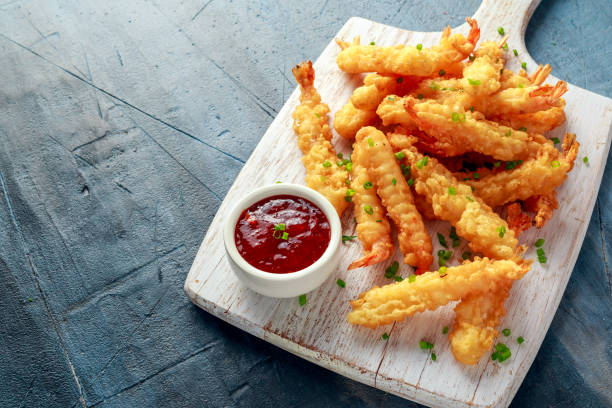 smażone krewetki tempura ze słodkim sosem chili na białej drewnianej desce - prepared shrimp prawn seafood salad zdjęcia i obrazy z banku zdjęć
