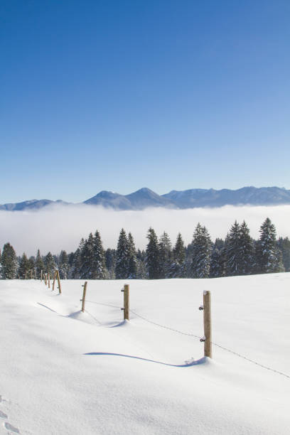 зимний пейзаж в верхней баварии - inversion layer стоковые фото и изображения