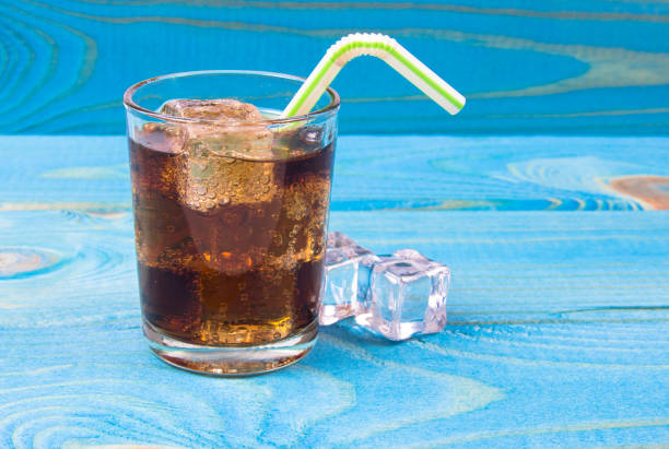 istock Sweet, fizzy drink with ice on a blue background. 900431136