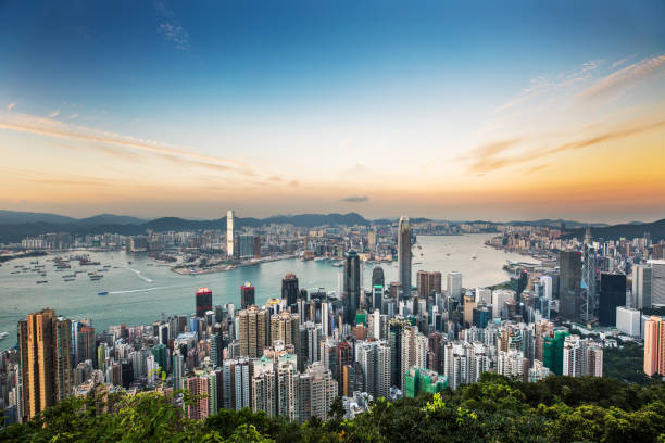 hong kong skyline bei sonnenuntergang - victoria peak stock-fotos und bilder