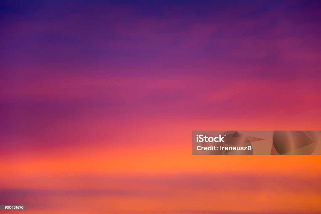 Las borrosas nubes iluminadas por el sol. - Foto de stock de Puesta de sol libre de derechos