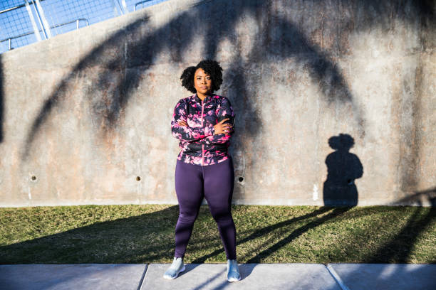 curvy young black woman exercising, having sport training in the city public park - overweight women serious people imagens e fotografias de stock