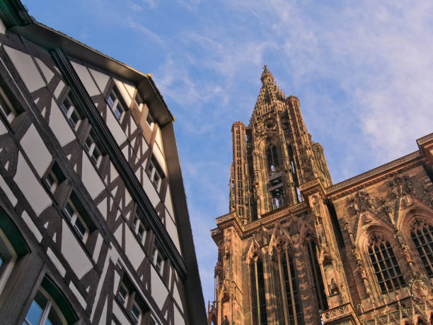 catedral notre dame con el frente de casa vieja en estrasburgo, francia - strasbourg cathedral fotografías e imágenes de stock