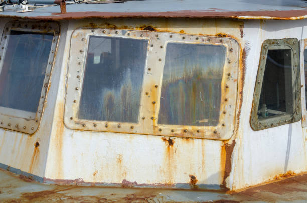 zardzewiała stara łódź - pilothouse zdjęcia i obrazy z banku zdjęć