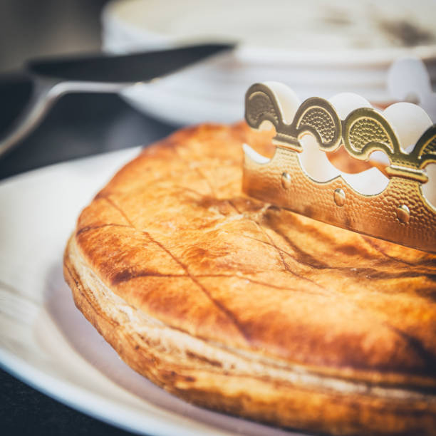 do rei epifania caseiros bolo pastelaria close-up com coroa de papel ouro tradicional - cake server - fotografias e filmes do acervo