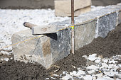 granite-die-bordsteine-auf-baustelle.jpg