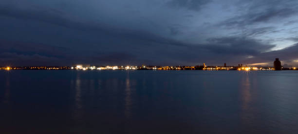 река мерси и биркенхед ночью - вид с набережной кил-уорф в ливерпуле, великобритания - uk river panoramic reflection стоковые фото и изображения
