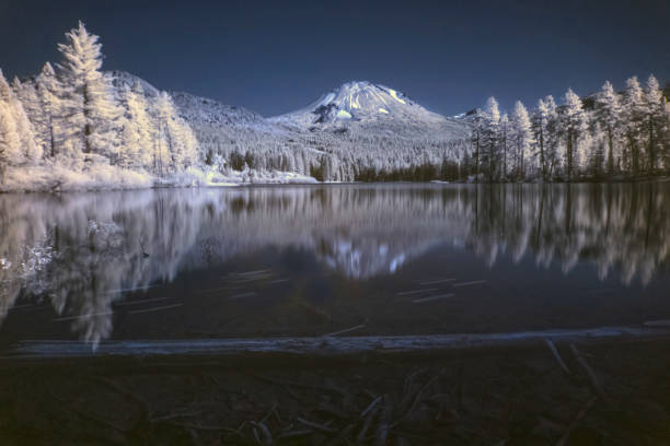 инфракрасный, лассен пик и хаос crags над озером манзанита - manzanita lake стоковые фото и изображения