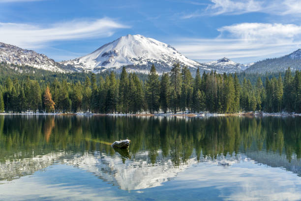 ラッセン ピーク、マンザニータ湖上の雲 - manzanita lake ストックフォトと画像