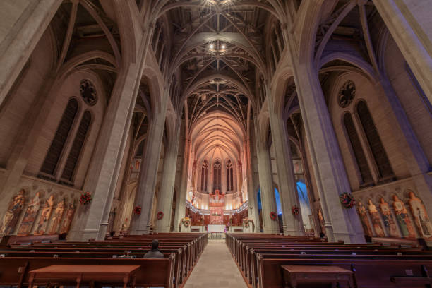 the nave is the main central area of grace cathedral. with 90-foot ceilings, sweeping archways, and 26 stained glass windows, it is a rare and stunning space. with a large seating capacity and wonderful acoustics, the nave is perfect for larger weddings. - nob hill imagens e fotografias de stock