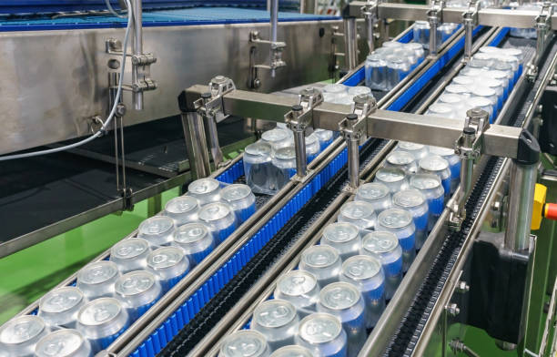 istock Packed cans on the conveyor belt in berverage factory 900520476