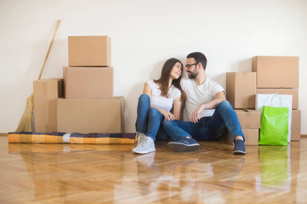istock Young couple moving in 900523098