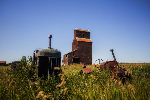 農業景観におけるビンテージ トラクター - canada saskatchewan grain elevator prairie ストックフォトと画像