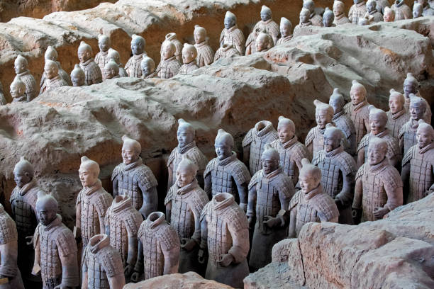 monde célèbre armée de terre cuite xian chine - terracotta soldiers xian terracotta tomb photos et images de collection