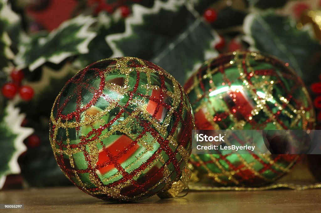 Palle di Natale con motivo scozzese - Foto stock royalty-free di Agrifoglio