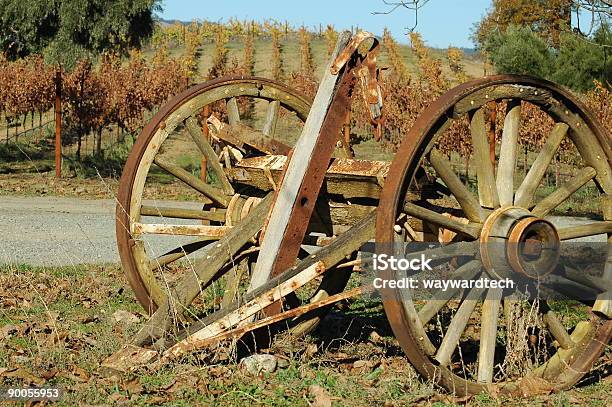 Photo libre de droit de Panier Voiture Dans Les Vignobles banque d'images et plus d'images libres de droit de Automne - Automne, Bois, Cassé