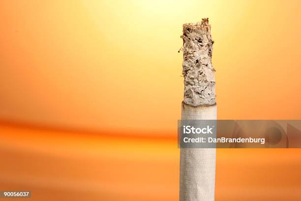 Sigaretta - Fotografie stock e altre immagini di Antigienico - Antigienico, Arancione, Bruciare