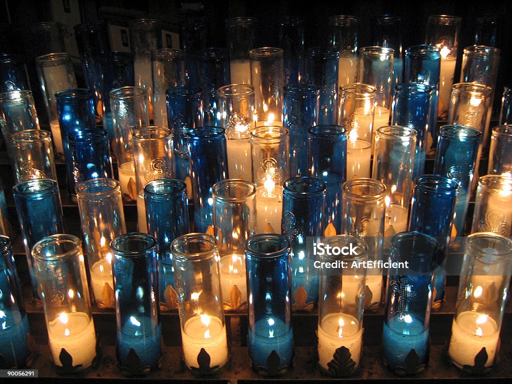 Bianco e blu con candele votiva - Foto stock royalty-free di Allegro