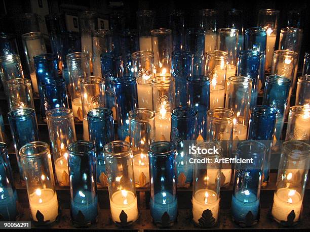 Bianco E Blu Con Candele Votiva - Fotografie stock e altre immagini di Allegro - Allegro, Altare, Bianco