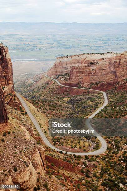 Paisagem De Montanha Estrada - Fotografias de stock e mais imagens de Aberto - Aberto, Alfalto, Amarelo