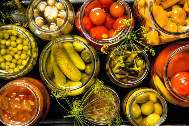 conserves de légumes en bocaux de verre dans une vieille boîte. - 2274 photos et images de collection