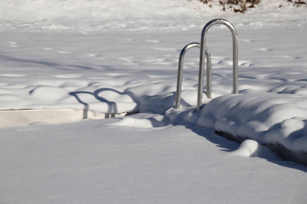 istock Ladder at a frozen Pool 900569002