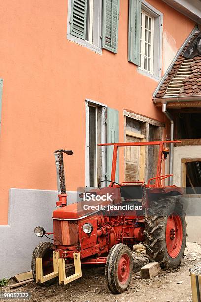 Czerwony Traktor - zdjęcia stockowe i więcej obrazów Bez ludzi - Bez ludzi, Część maszyny, Fotografika