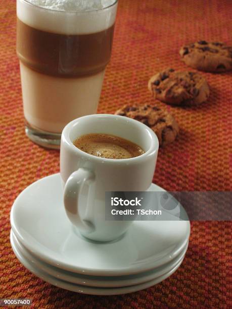 Expresso E De Cookies - Fotografias de stock e mais imagens de Bebida - Bebida, Bolacha, Café - Edifício de Restauração