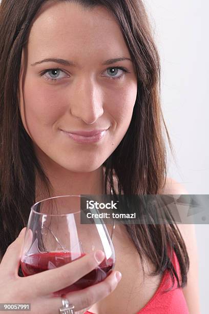 Mulher Com Vinho De Idade - Fotografias de stock e mais imagens de Abuso de Álcool - Abuso de Álcool, Adulto, Anel - Joia