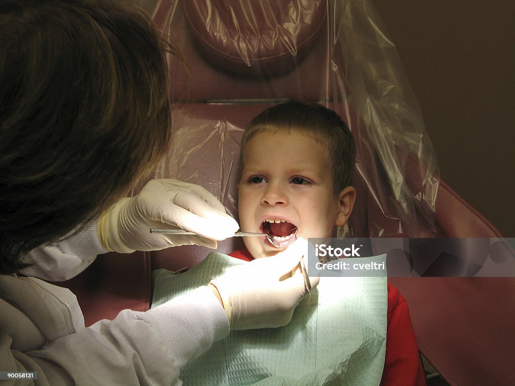 Childs premier dentiste rendez-vous - Photo de Allumer libre de droits