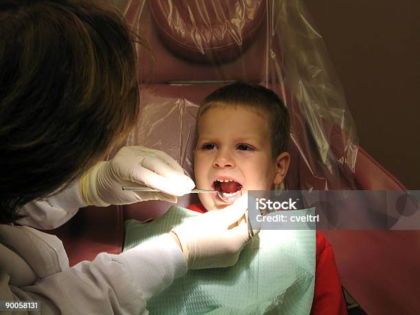 Photo libre de droit de Childs Premier Dentiste Rendezvous banque d'images et plus d'images libres de droit de Allumer - Allumer, Cabinet dentaire, Enfant