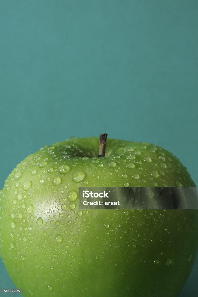 Jabłko na zielonym tle - Zbiór zdjęć royalty-free (Bez ludzi)