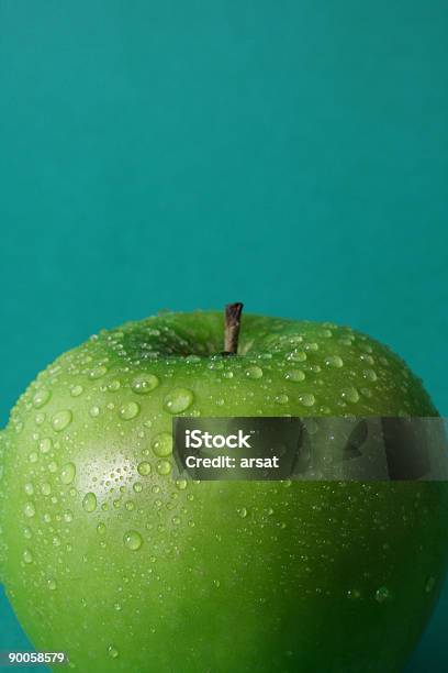 Apple На Зеленом Фоне — стоковые фотографии и другие картинки Без людей - Без людей, Вертикальный, Вода