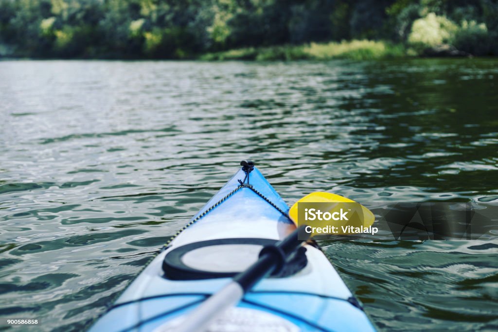 Bootfahren auf dem Paddelboot. Camping am Ufer Flusses. - Lizenzfrei Kajak Stock-Foto