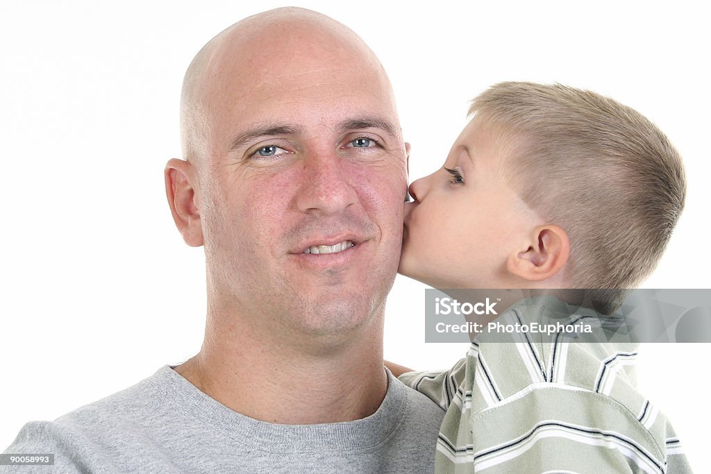 Ragazzo Baciare papà sulla guancia - Foto stock royalty-free di Calvizie
