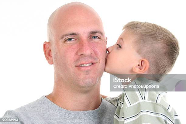 Chłopak Całować Tata Na Policzku - zdjęcia stockowe i więcej obrazów Białe tło - Białe tło, Kompletnie łysy, Mężczyźni