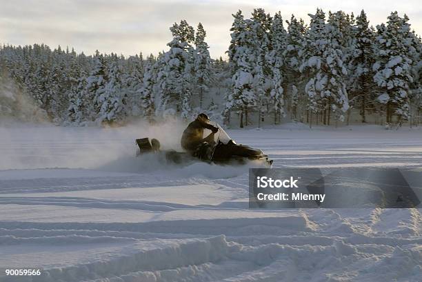 Foto de Inverno De Snowmobile e mais fotos de stock de Motoneve - Motoneve, Isolado, Lapônia finlandesa