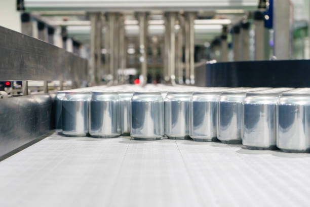 istock Packed cans on the conveyor belt in berverage factory 900600082