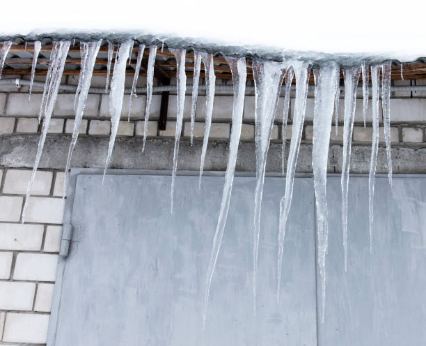istock icicle, frozen water 900611200
