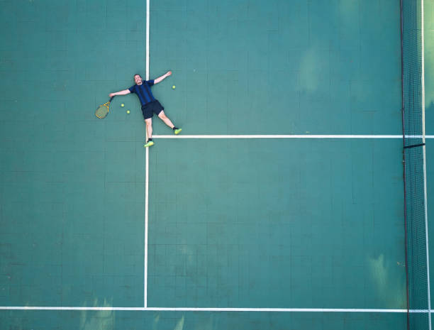 tenista cansada após o jogo - flowerbed aerial - fotografias e filmes do acervo