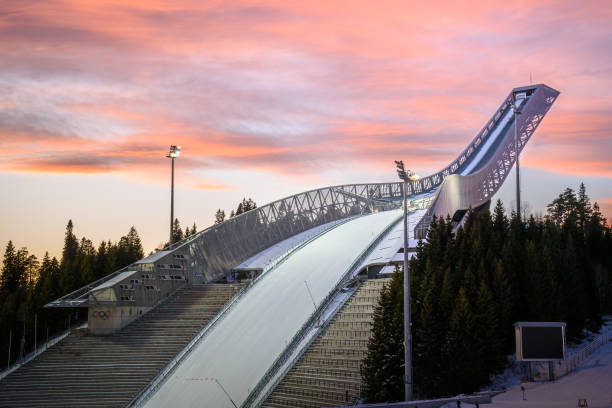 oslo ,norwegia - 22 grudnia 2017: holmenkollen ski jump arena - ski arena zdjęcia i obrazy z banku zdjęć