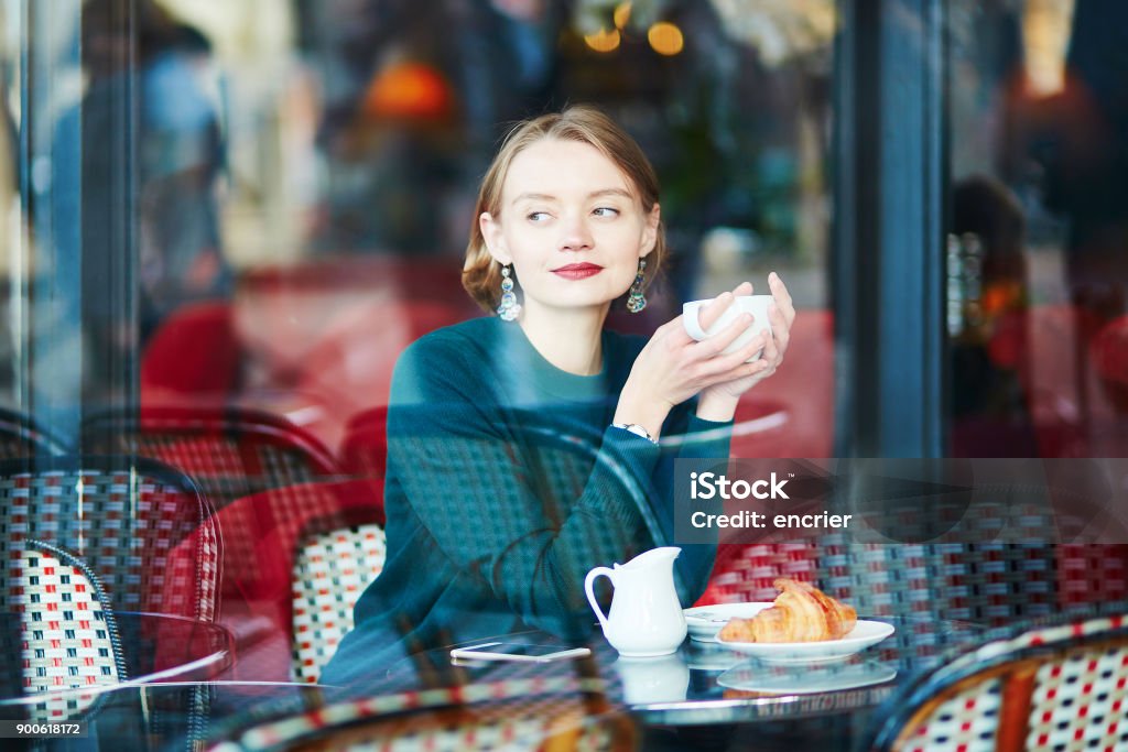 Jovem mulher elegante beber café no café em Paris, França - Foto de stock de Paris royalty-free