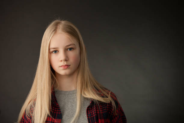 portrait d’adolescente en studio sur fond noir - teenage girls blue eyes adolescence teenager photos et images de collection