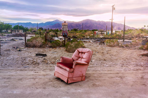 vecchia poltrona a salton city, california, stati uniti. città fantasma americana. - bombay beach foto e immagini stock