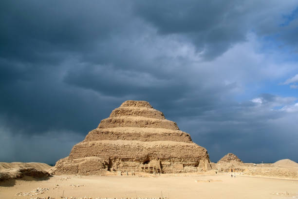 piramide a gradoni a saqqara, egitto - saqqara foto e immagini stock