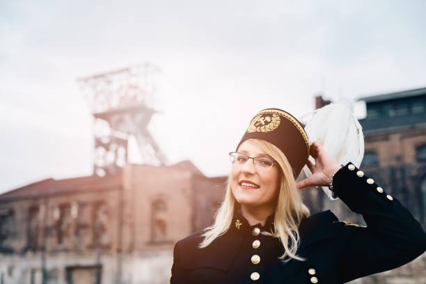 검은 석탄 광부 포먼 갈라 화이트 깃털 모자와 유니폼에 여자. - gala uniform 뉴스 사진 이미지