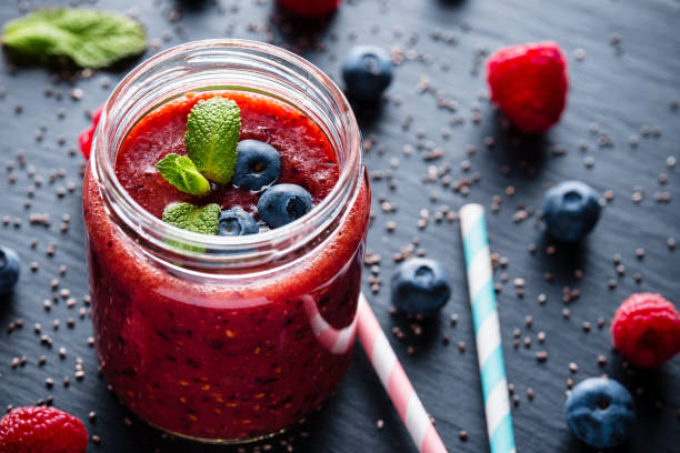 frambuesas arándanos frescos sanos y smoothie de semillas de chia - bebida batida fotografías e imágenes de stock