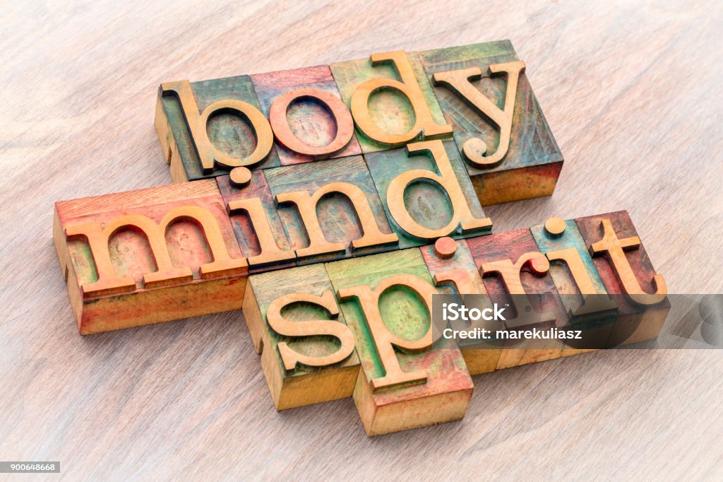 corpo, mente e spirito parola astratta in tipo legno - Foto stock royalty-free di Benessere