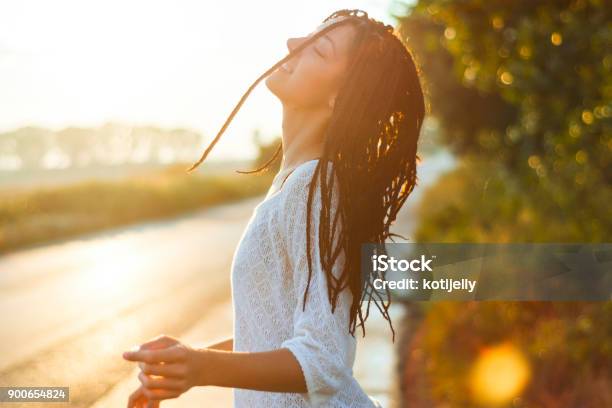 Photo libre de droit de Belle Jeune Femme Le Coucher Du Soleil banque d'images et plus d'images libres de droit de Aura - Aura, Activités de week-end, Soleil